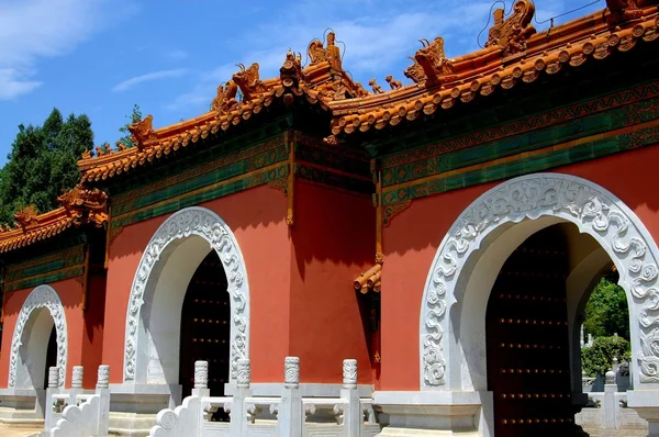 Kunming, China: Three-Arched Gateway at Beijing Garden — Zdjęcie stockowe