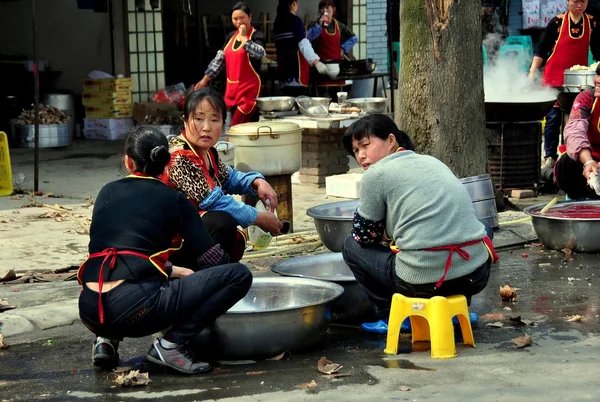 Long Feng, China: Platos de lavado de mujeres — Foto de Stock