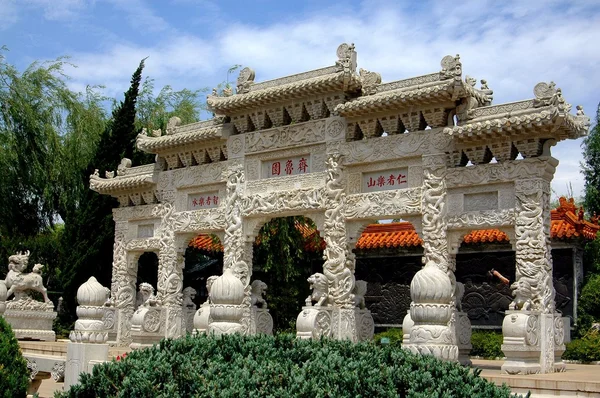 Kunming, China: Portão do Leão no Jardim Hui — Fotografia de Stock