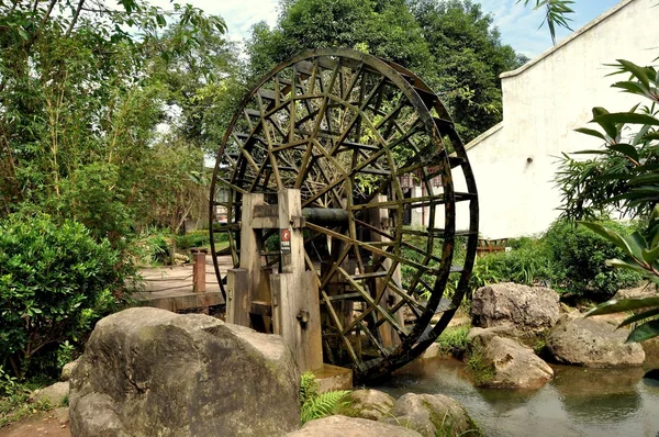Ping Le, China: Wooden Water Wheel — Stockfoto