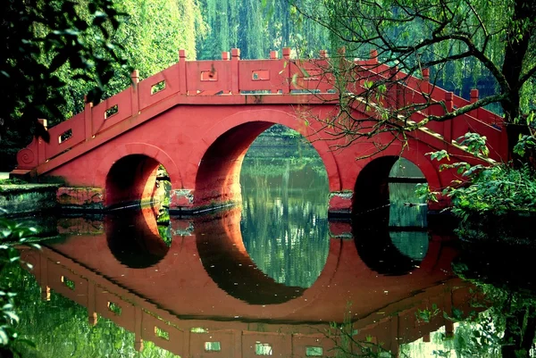 Pixian, China: Puente de tres arcos en Wang Cong Ci Parl — Foto de Stock