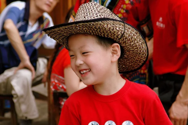 Longsheng, China: Niño pequeño con sombrero de vaquero — Foto de Stock