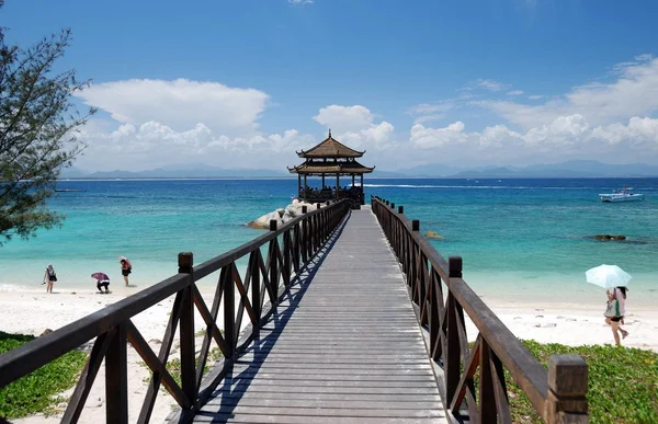 San Ya, Chine : Pont sur la mer — Photo