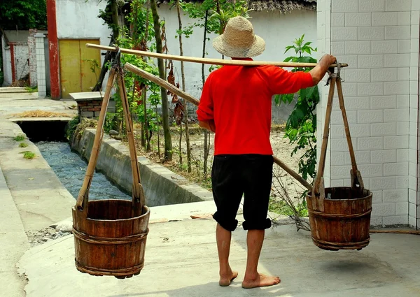 Pengzhou, Chiny: Rolnik z wiadra wody — Zdjęcie stockowe