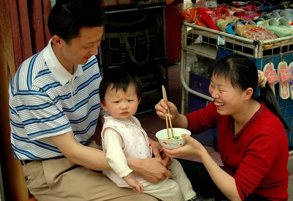 Dujiangyan, China: Madre alimentando al niño — Foto de Stock