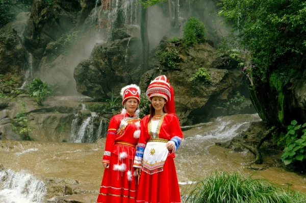 Guilin, China: Mujer china en ropa de Miao — Foto de Stock