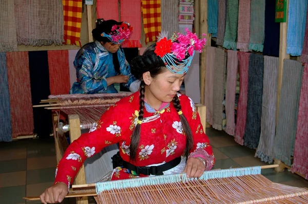 Lijiang, China: Naxi Women Working at Loom — Φωτογραφία Αρχείου