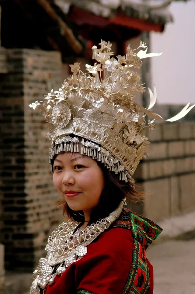 Lijiang, China: Mulher Naxi em Cobertura para a Cabeça de Prata — Fotografia de Stock