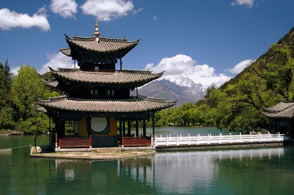 Lijiang,China: Water Pagoda in Black Pool Dragon Park — Stockfoto