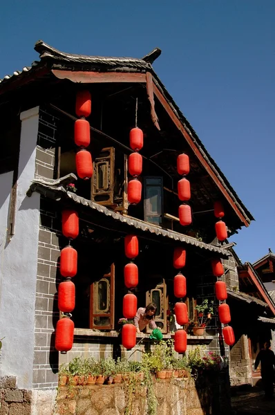 Lijiang, Chine : Naxi Home avec des lanternes rouges — Photo