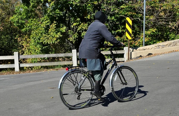 Goodville, pennsylvania: mennonitische Frau auf dem Fahrrad — Stockfoto