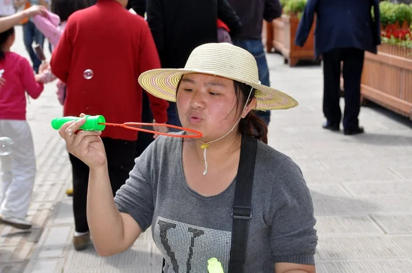 Ciudad antigua de Jie Zi, China: Mujer que sopla burbujas — Foto de Stock