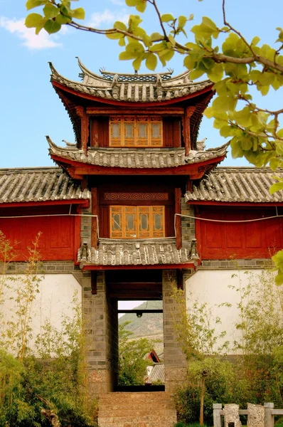 Lijiang, China: Naxi Town Gate to Market Square — Stockfoto