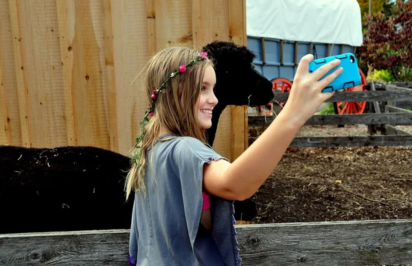 Intercourse, Pennsylvania:  Little Girl Taking Selfie — Stock Photo, Image