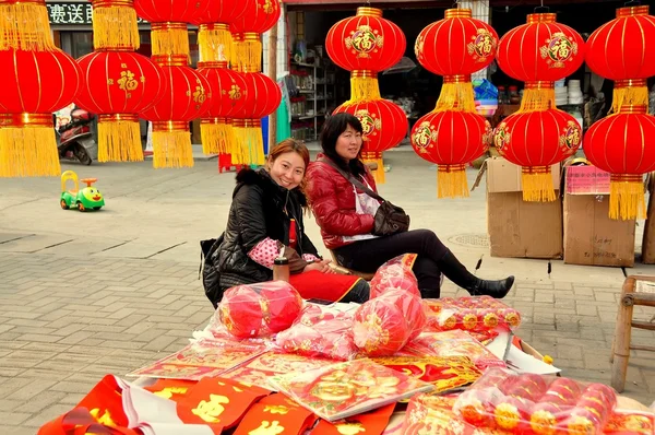 Jun Le, Chine : Vendeurs vendant des décorations du Nouvel An chinois — Photo