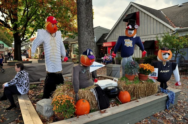 Intercourse, Pennsylvania: Scarecrow Decorations at Kitchen Kettle Village — 图库照片