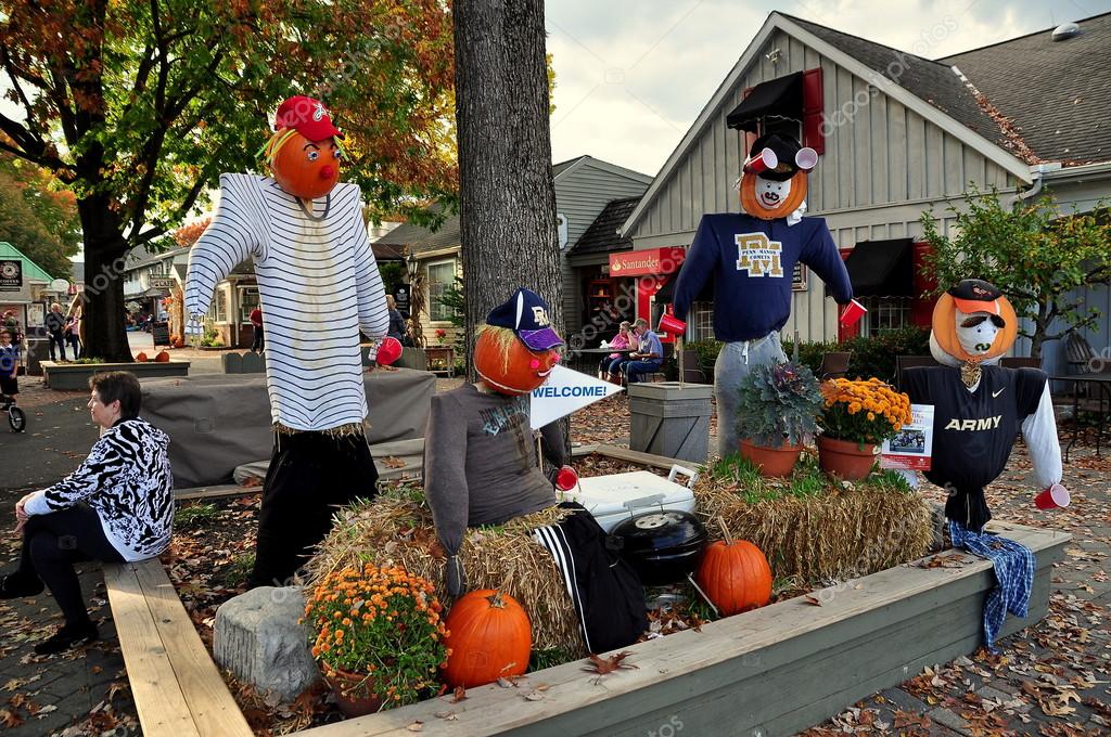 Intercourse Pennsylvania Scarecrow Decorations At Kitchen Kettle