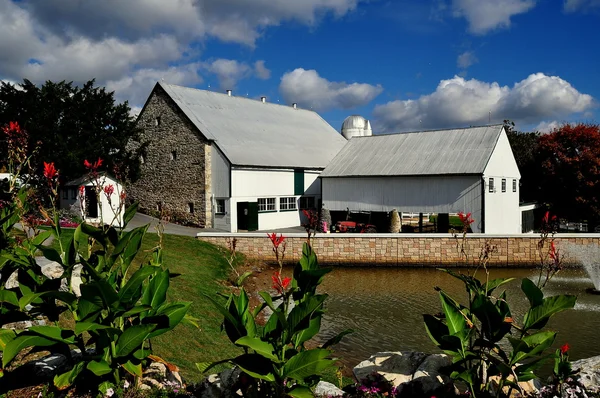 Lancaster, Pennsylvania: Banka kamenné stodoly na Amish farma & House Museum — Stock fotografie