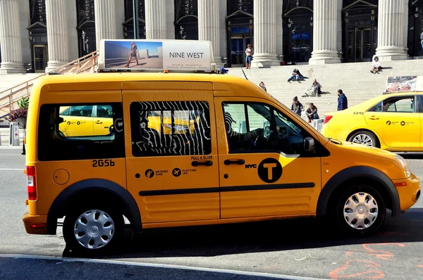 Нью-Йорк: Жёлтое такси в центре города — стоковое фото