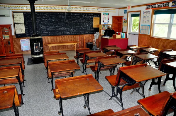 Lancaster w stanie Pensylwania: Biurka w Willow Lane Schoolhouse — Zdjęcie stockowe