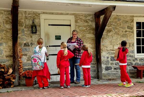 Lancaster, Pennsylvania:  School girls at Landis Museum — Stock Photo, Image