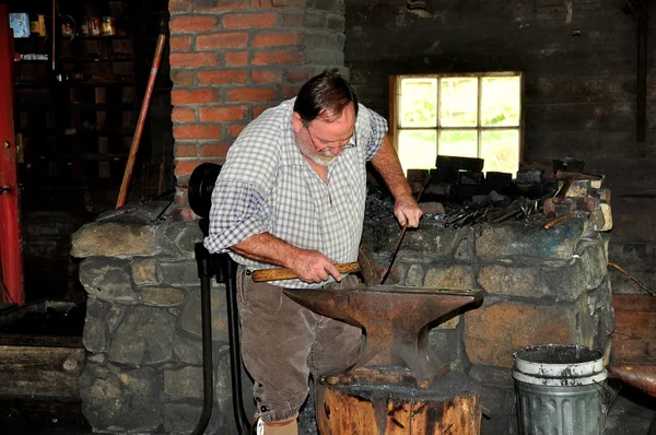 Lancaster, Pennsylvania:  Blacksmith at Anvil — Stock Photo, Image