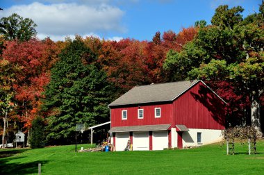 Lancaster County, Pennsylvania: Kırmızı ahır ve sonbaharda yapraklar