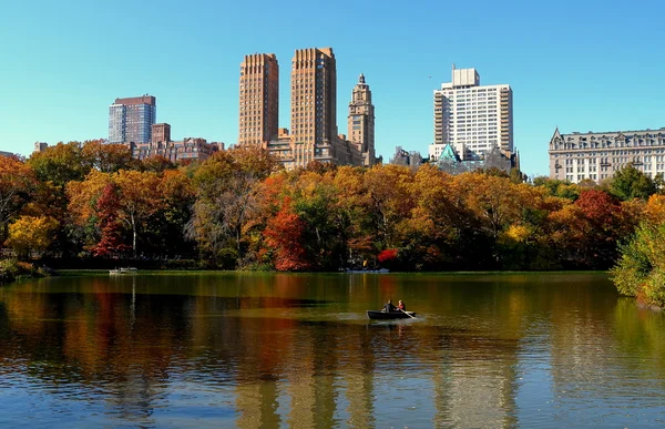 Nyc: Central Park Bootssee im Herbst — Stockfoto