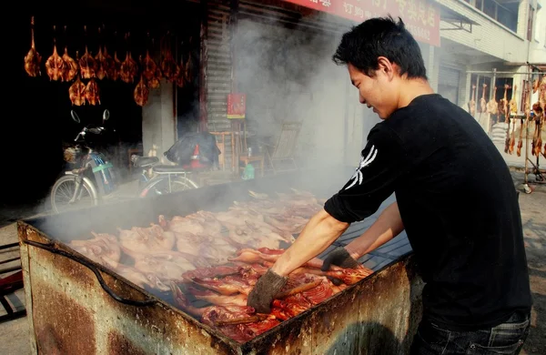 Jiu Chi Town, China: Salchichas colgando afuera para curar —  Fotos de Stock