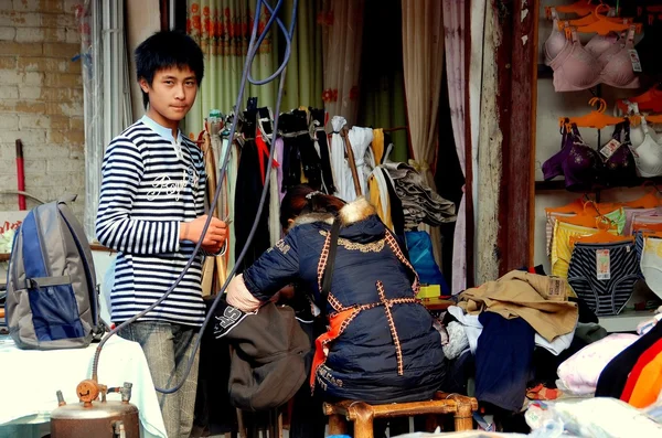 Jiu Chi Town, China: Adolescente — Foto de Stock