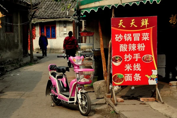 Jiu Chi Town, China: Restaurante familiar y moto rosa — Foto de Stock