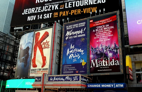 New York City: Hudební divadlo reklamních poutačů na Times Square — Stock fotografie