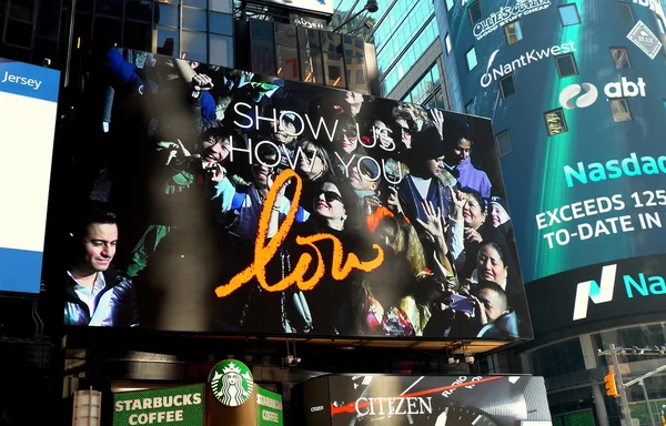Нью-Йорк: Джумботронный экран на Таймс-сквер — стоковое фото