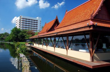 Altı düz nehir kayığı, Tayland: Riverside otel ve Restoran