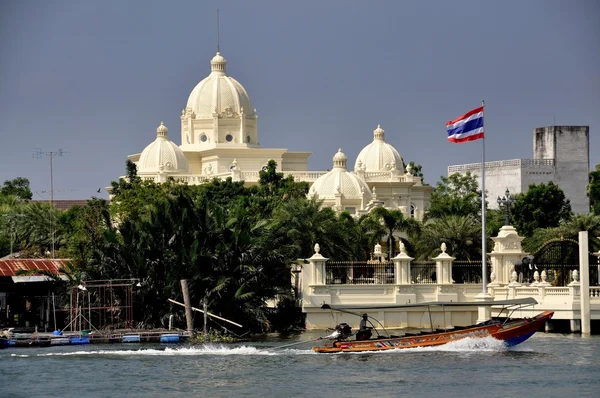 Samut Songkhram,Thailand:  Longtail Boat and Domed Mansion — Stock Photo, Image