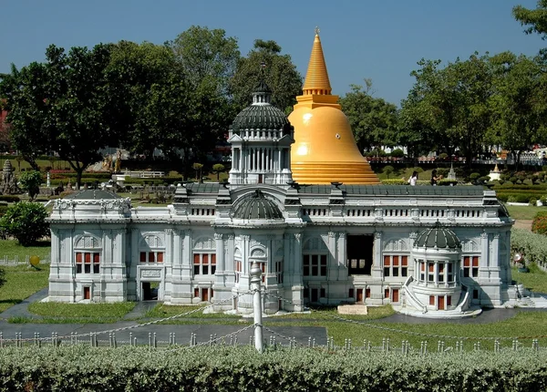 Pattaya, Thaiföld: Bangkok márvány trón terem a Mini Sziámi — Stock Fotó