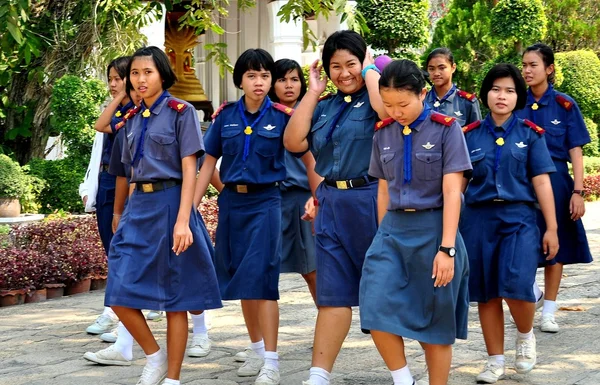 Saraburi, Thailand: Teenage Students at Thai Temple — Stock Photo, Image