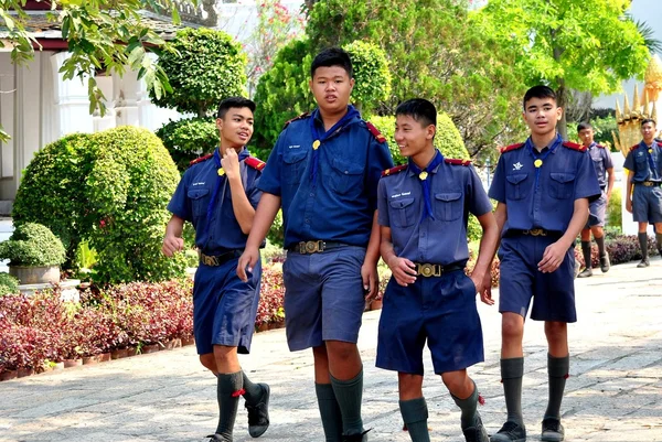 Saraburi, Thailand: Students Visiting Wat Phra Phuttabat — стоковое фото