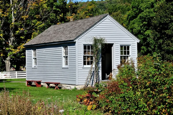 シェーカー村のハンコック、マサチューセッツ: 庭用具の小屋 — ストック写真