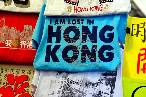 Hong Kong, China: Camisetas de recuerdo en el mercado al aire libre —  Fotos de Stock