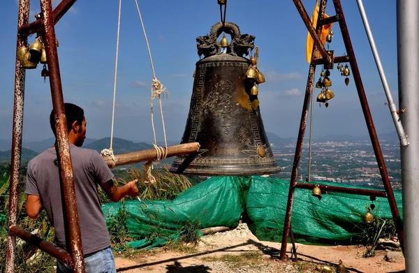 Phuket, Thailand: Man ringer templet klocka — Stockfoto