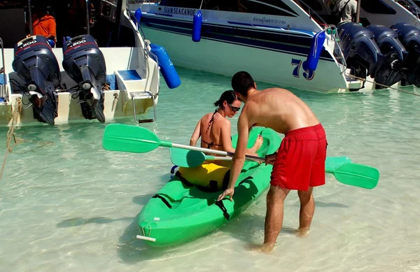 Phuket, Thajsko: Pár s kajak v Maya Bay — Stock fotografie