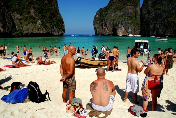 Пхукет, Таиланд: Люди на пляже в заливе Майя — стоковое фото
