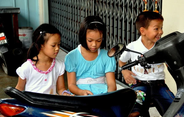 Phuket City, Thailand: Thailändska barn som leker med elektroniska Pad — Stockfoto