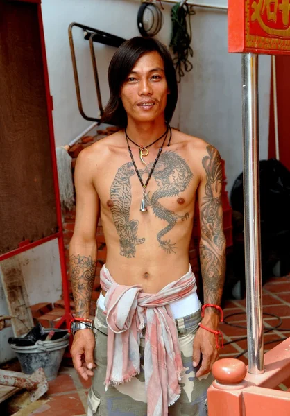 Stadt Phuket, Thailand: Thai Mann mit Tattoos — Stockfoto