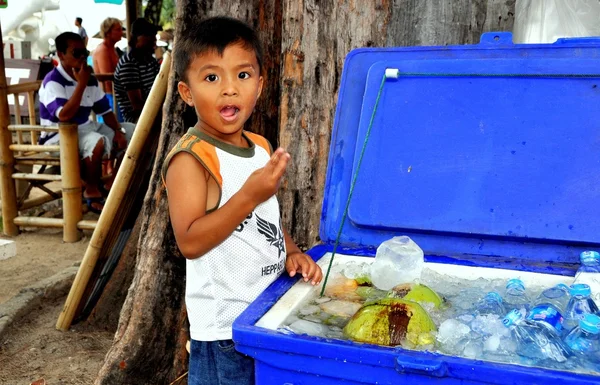 Phuket, thailand: thai boy mit cooler — Stockfoto