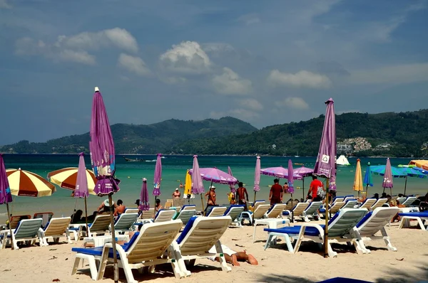 Phuket, thailand: liegestühle und sonnenschirme am patong beach — Stockfoto
