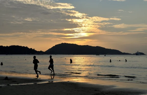 Phuket, Tailândia: pôr do sol em Patong Beach — Fotografia de Stock