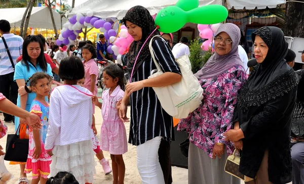 Пхукет, Таиланд: Тайские женщины-мусульмане с детьми — стоковое фото