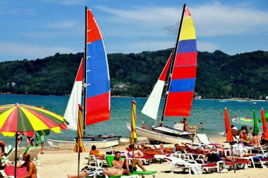 Phuket, Tayland, Thailand: Patong Beach, katamaran Yelken